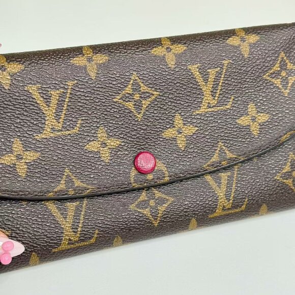 Louis Vuitton Monogram Canvas Wallet with Classic LV Pattern and Red Button - Picture 6 of 8